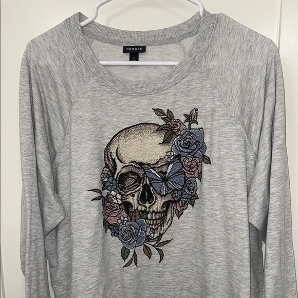 Torrid Sweatshirt Womens Sz 2 Gray Skull Floral Crewneck Jumper Soft Knit Grunge - Picture 4 of 8